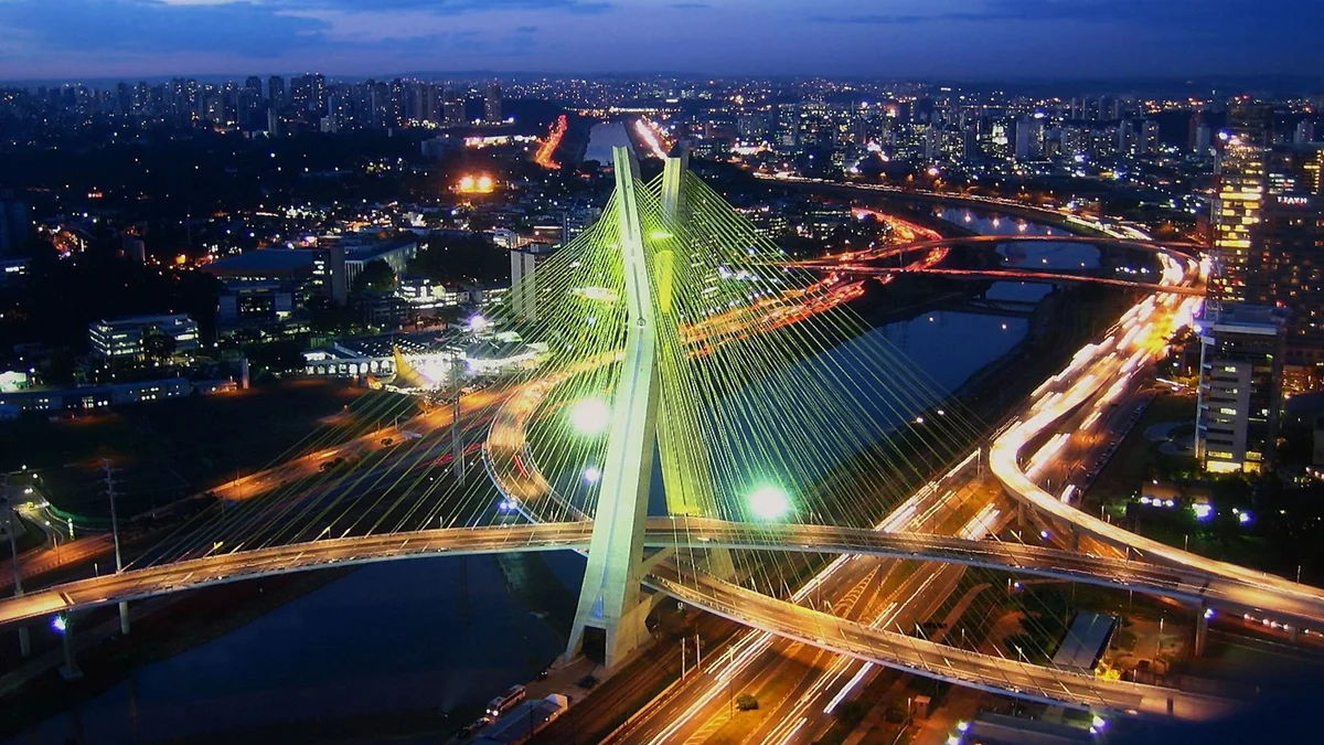 Ponte Estaiada e a cidade de São Paulo à noite