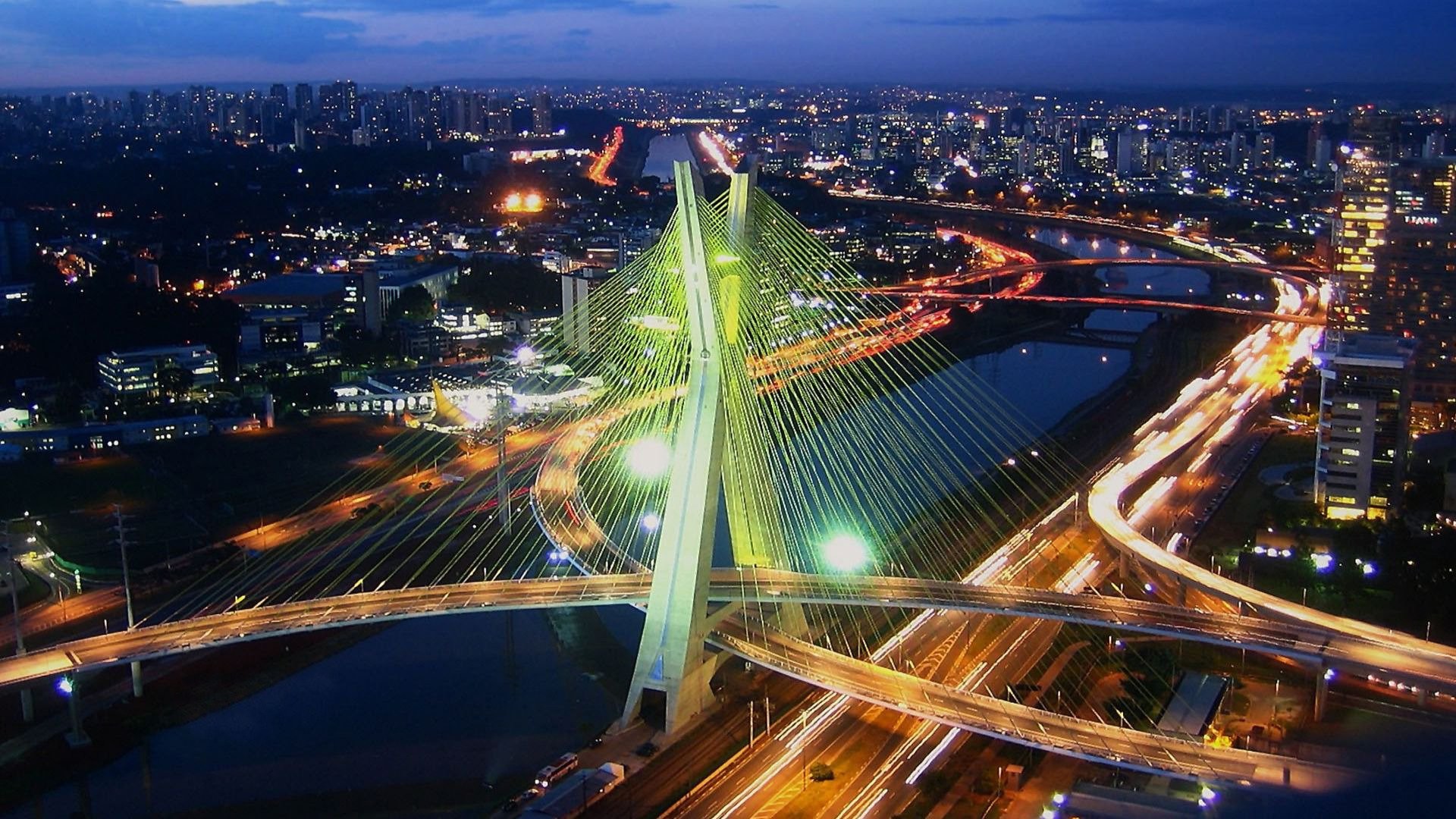 Ponte Estaiada e cidade de São Paulo à noite